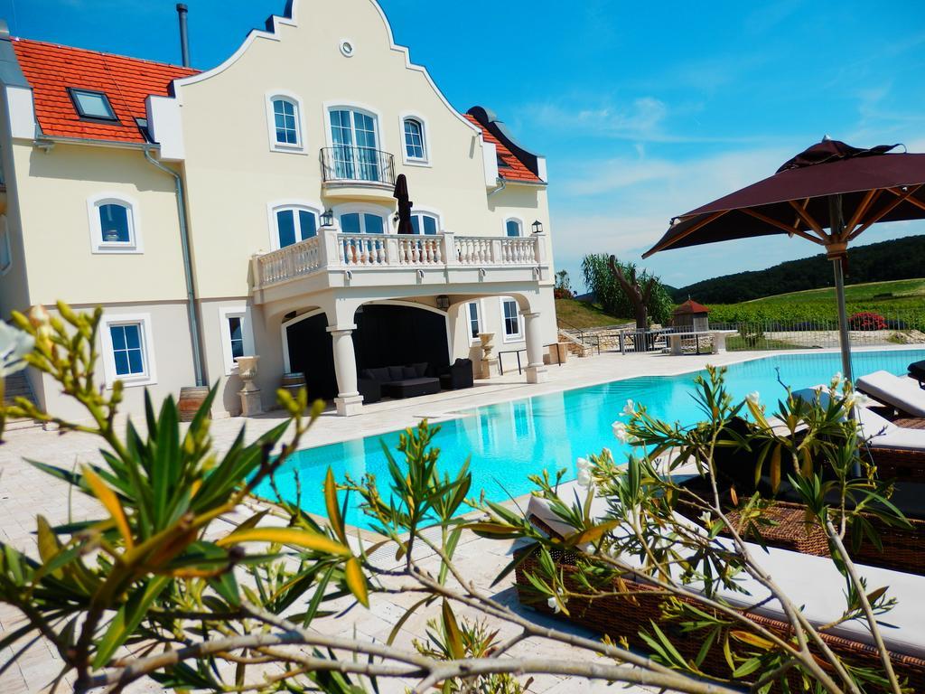 Liszkay Borkuria Hotel Monoszlo Buitenkant foto