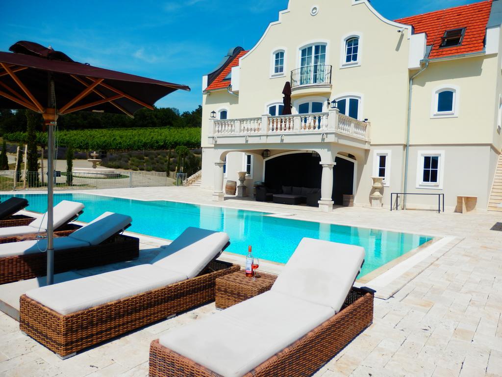 Liszkay Borkuria Hotel Monoszlo Buitenkant foto
