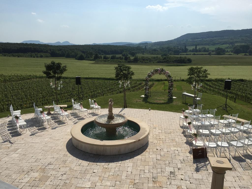 Liszkay Borkuria Hotel Monoszlo Buitenkant foto