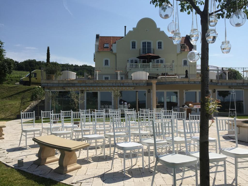 Liszkay Borkuria Hotel Monoszlo Buitenkant foto