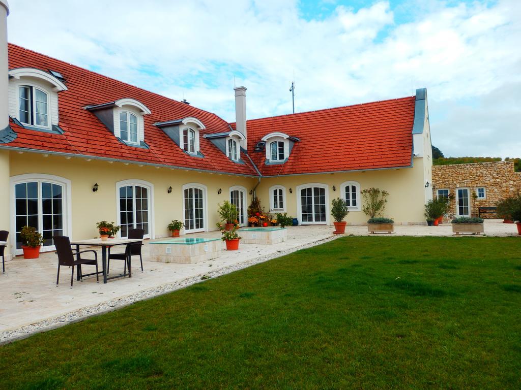 Liszkay Borkuria Hotel Monoszlo Buitenkant foto