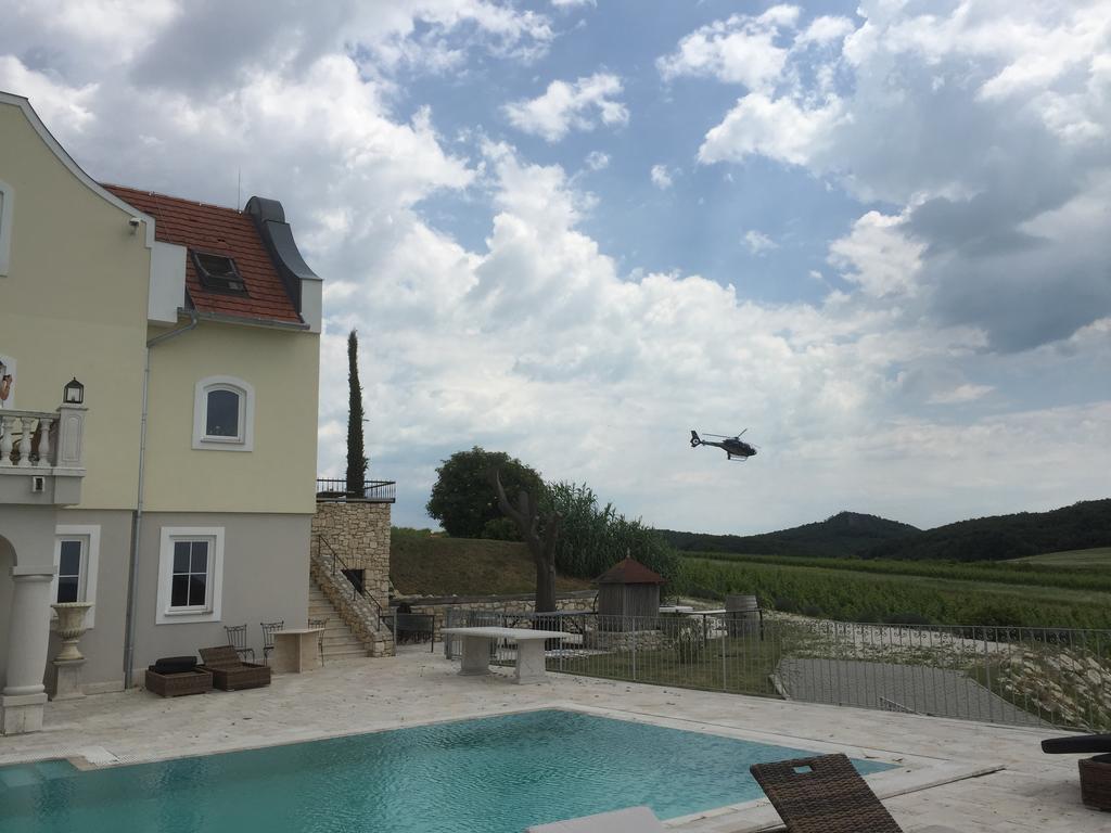 Liszkay Borkuria Hotel Monoszlo Buitenkant foto
