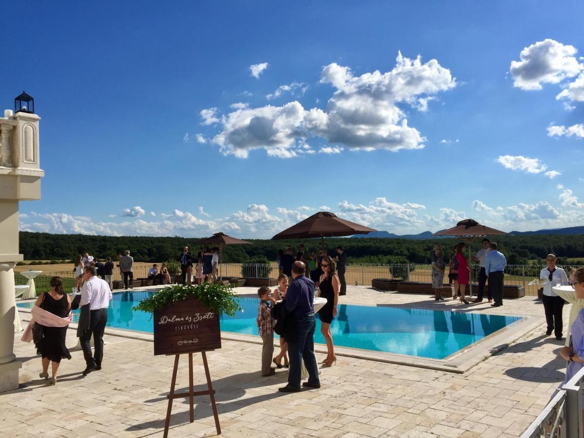 Liszkay Borkuria Hotel Monoszlo Buitenkant foto